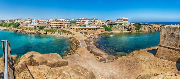 Vistas a la ciudad de Isola di Capo Rizzuto en el Mar Jónico, Calabria, Italia