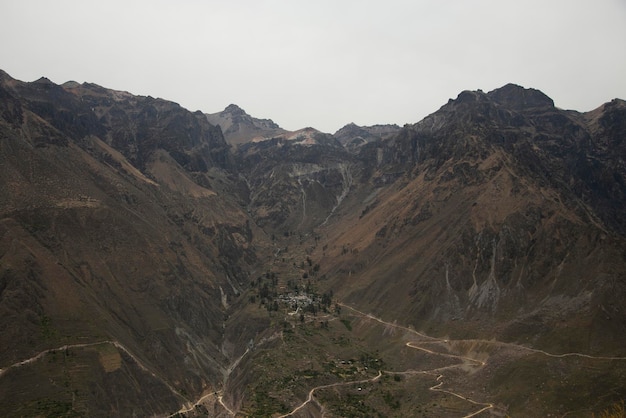 Vistas de la ciudad de Tapay durante un paseo por el Cañón del Colca en Perú