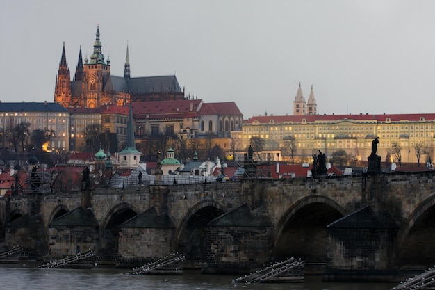 Vistas de la ciudad vieja de Praga con el hermoso puente viejo, República Checa