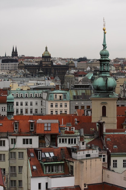 Vistas de la ciudad vieja de Praga con hermosos edificios antiguos, República Checa