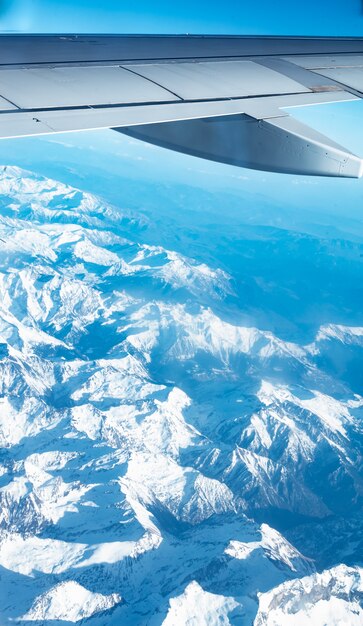 Vistas da asa do avião e dos alpes, europa