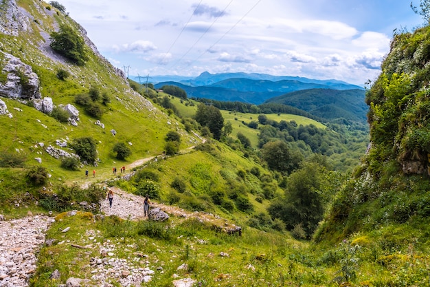 Vistas da caverna de san adrian. monte aizkorri 1523 metros, o mais alto de guipuzcoa. país basco. subida por san adrian e retorno pelos campos de oltza