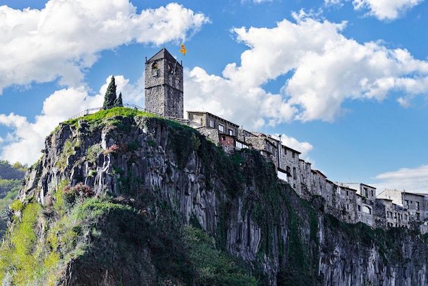 Vistas da cidade de Castellfollit de la Roca, localizada em um penhasco na região de Garrotxa Girona.