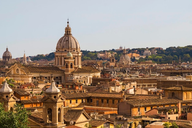 Vistas da cidade de Roma com edifícios antigos