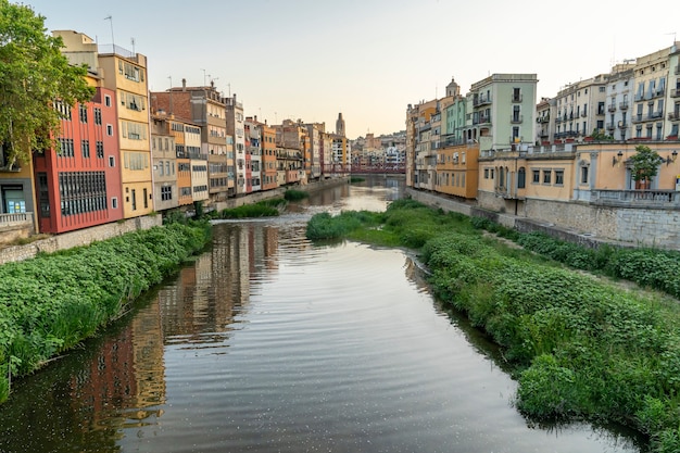 Vistas da cidade velha de Girona e do rio Onyar.