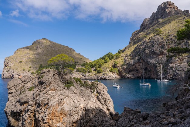 vistas da costa de Port de Soller com três iates em um porto tranquilo na ilha de Maiorca