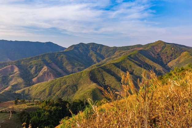 Vistas da montanha na área da província de Nan, Tailândia