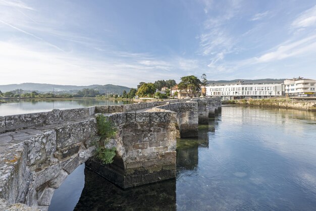 Foto vistas da ponte românica que atravessa o rio menor em la ramallosa que liga baiona a nigran na galiza espanha uma bela manhã de verão