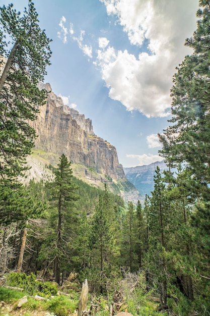 Foto vistas das grandes falésias do parque nacional de ordesa e monte perdido