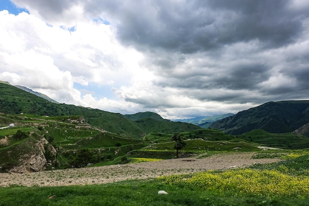 Vistas das montanhas do Daguestão perto da aldeia de Gamsutl Rússia Junho de 2021