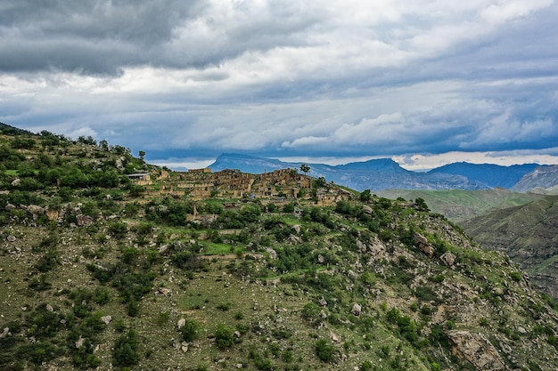 Vistas das montanhas do Daguestão perto da aldeia de Gamsutl Rússia Junho de 2021