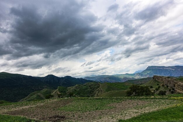 Vistas das montanhas do Daguestão perto da aldeia de Gamsutl Rússia Junho de 2021