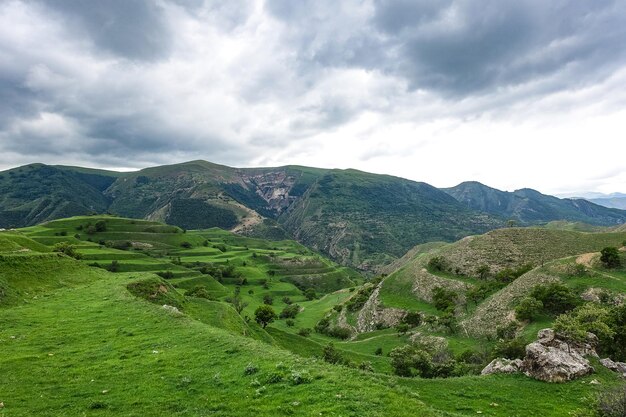 Vistas das montanhas do Daguestão perto da aldeia de Gamsutl Rússia Junho de 2021