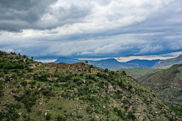 Vistas das montanhas do Daguestão perto da aldeia de Gamsutl Rússia Junho de 2021