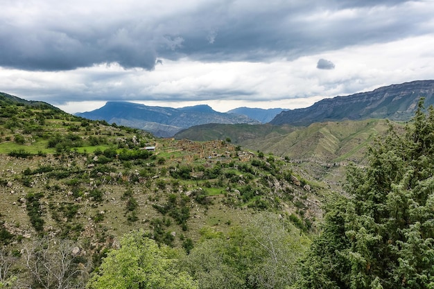 Vistas das montanhas do Daguestão perto da aldeia de Gamsutl Rússia Junho de 2021