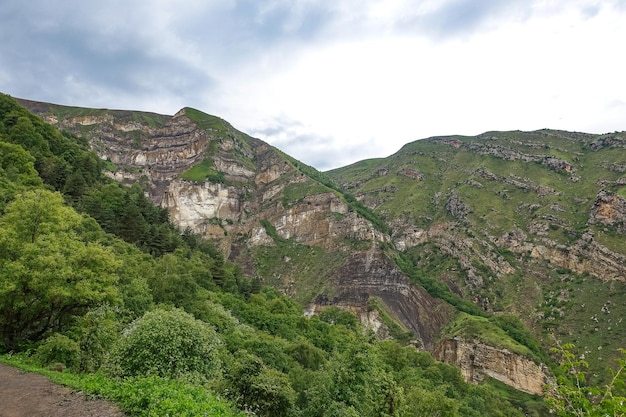 Vistas das montanhas do Daguestão perto da aldeia de Gamsutl Rússia Junho de 2021