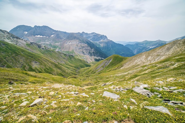 Vistas das montanhas que vão até quotIbon de Bernatuaraquot no Parque Nacional Ordesa e Monte Perdido