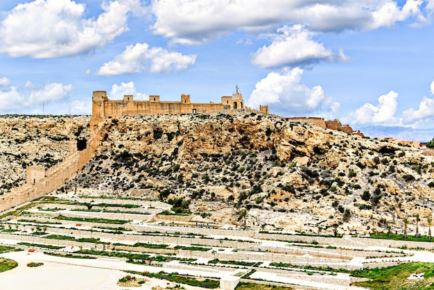 Foto vistas das muralhas da colina de san cristóbal em frente à alcazaba de almeria, espanha