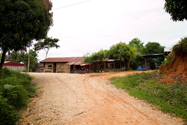 Vistas das ruas e casas em uma cidade na região amazônica no Peru perto da cidade de Yurimaguas