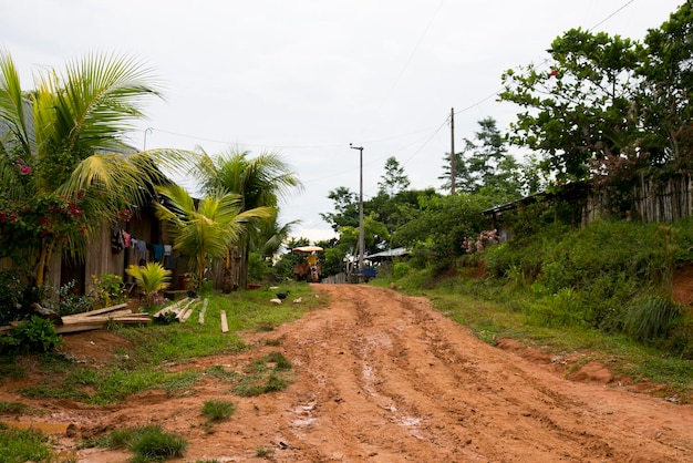 Vistas das ruas e casas em uma cidade na região amazônica no Peru perto da cidade de Yurimaguas