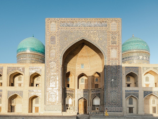 Vistas de cidades antigas do Uzbequistão Dia claro e ensolarado