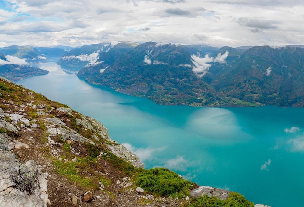 Vistas de LustraFjord da caminhada de Molden na Noruega