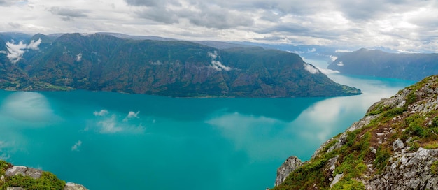 Vistas de LustraFjord da caminhada de Molden na Noruega