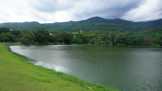 Vistas de montanha e rio durante a estação chuvosa