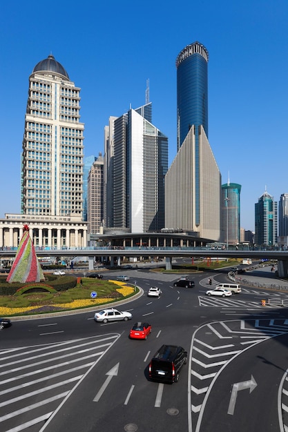 Vistas de rua da zona financeira e comercial de xangai durante o dia