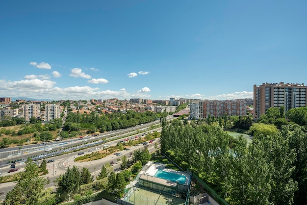 Vistas de um terraço de um apartamento de cobertura a noroeste da cidade de Madrid