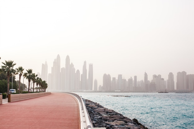 Vistas deslumbrantes sobre os arranha-céus em Dubai ao amanhecer. Emirados Árabes Unidos