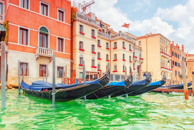 Vistas do canal mais bonito das ruas de água do Grande Canal de Veneza, barcos gôndolas Itália