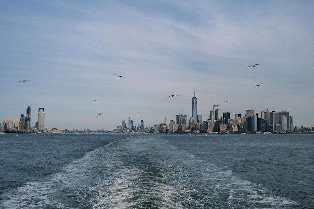 Vistas do horizonte de Nova York do rio Hudson no ferry de Staten Island