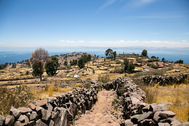 Vistas do Lago Titicaca da Ilha Taquile no Peru