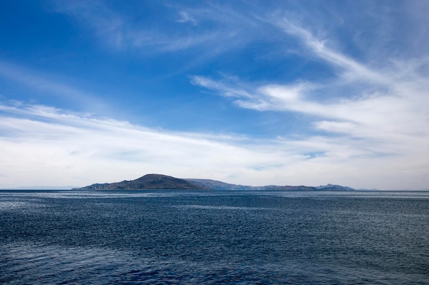 Vistas do Lago Titicaca da Península Llachon no Peru