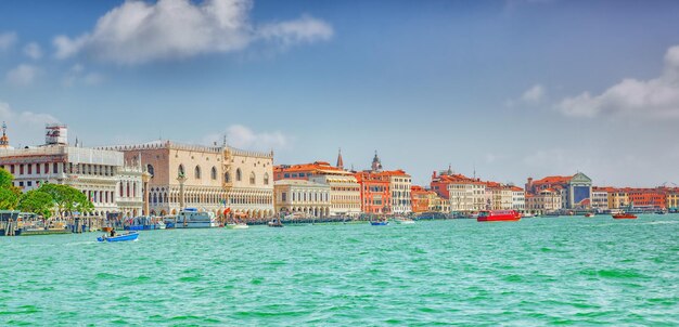 Vistas do mais belo canal de Veneza Grande Canal e Campanile da Catedral de São MarcosCampanile di San MarcoDoges Palace Palazzo Ducale Itália