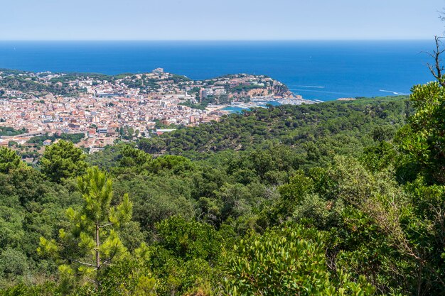 Vistas do Mar Mediterrâneo e da cidade de Sant Feliu dels Guixols do "Massis de les Cadiretes".