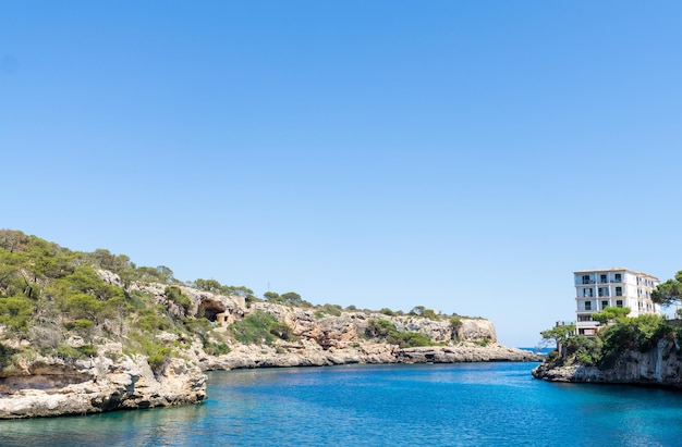 Vistas do mar Mediterrâneo em Cala Figuera, na ilha de Maiorca, na Espanha