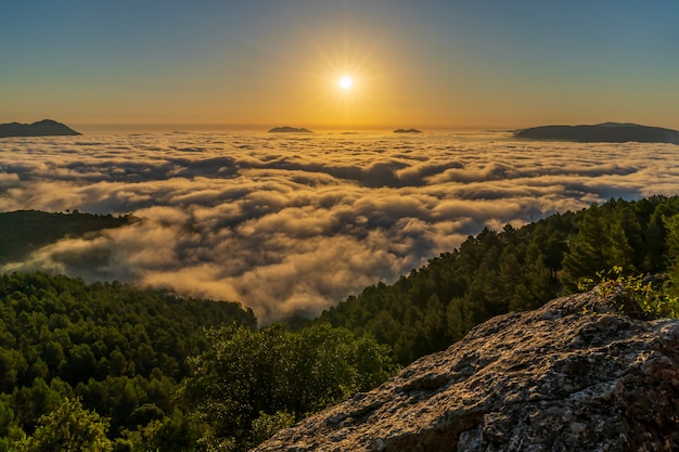 Vistas do nascer do sol da montanha Montcabrer em um dia com nuvens, Cocentaina.