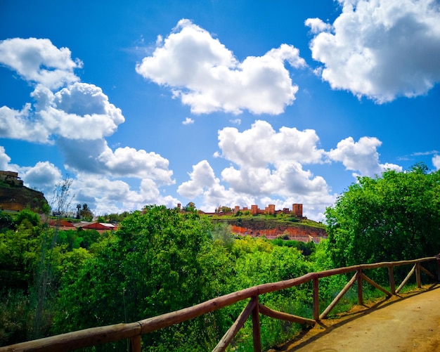 Vistas do Parque de la Retama do castelo de Alcalá de Guadaira em Sevilha, no céu azul.