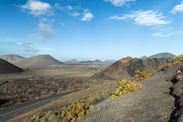 Vistas do parque natural de Timanfaya em Fuerteventura, Ilhas Canárias, Espanha. Paisagem vulcânica.