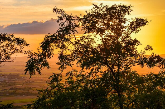 Foto vistas do pôr do sol com céu laranja da cidade de cortona arezzo toscana