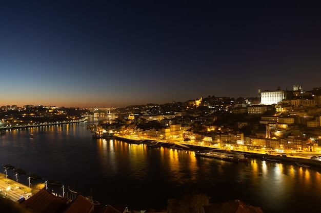 Vistas do pôr-do-sol da cidade do Porto e do rio Douro