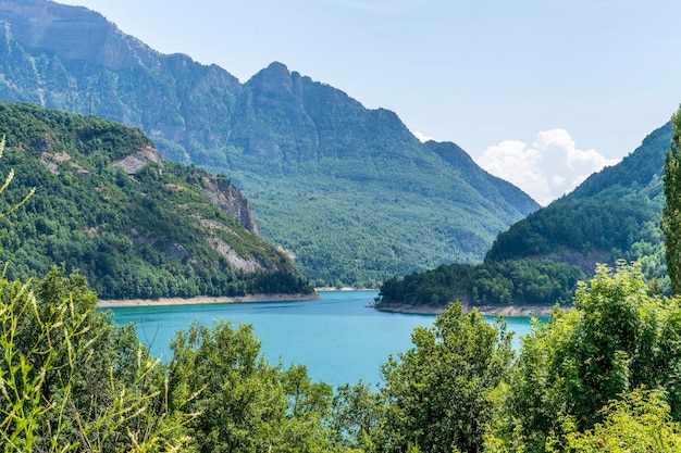 Vistas do reservatório Lanuza em Huesca