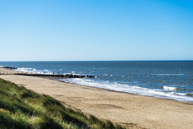 Vistas desde las dunas de arena en la costa norte de Norfolk