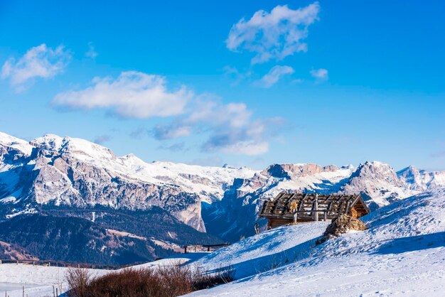 Foto vistas e cabanas no alpe di siusi, na itália