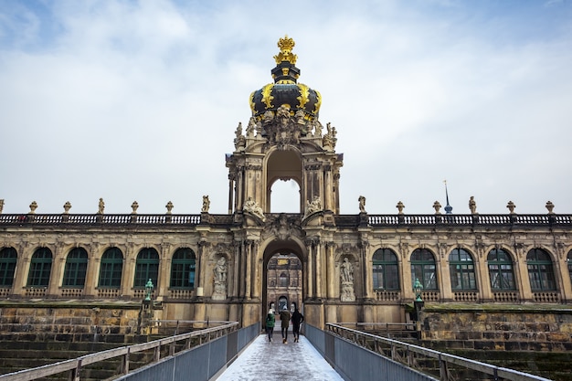 Vistas a los edificios históricos del famoso palacio Zwinger en Dresden, Alemania.