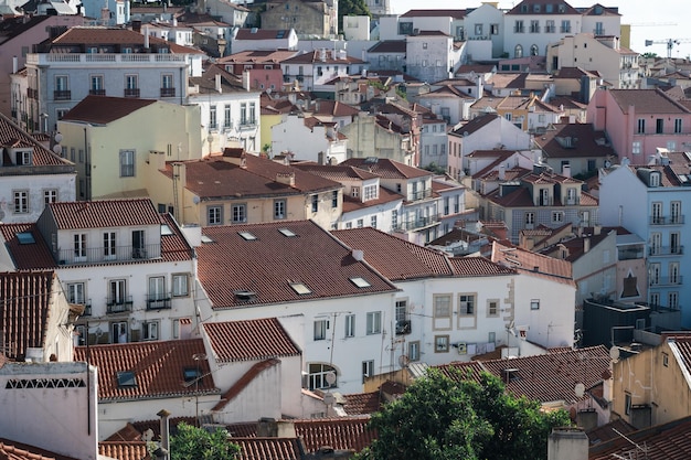 Vistas de edificios de ladrillo naranja en Lisboa