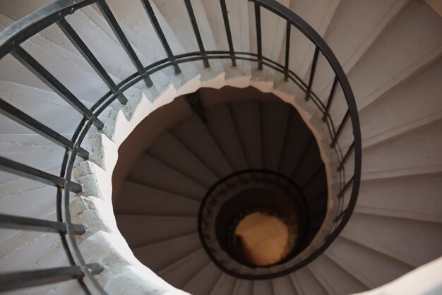 Vistas a la escalera de caracol circular en edificio antiguo