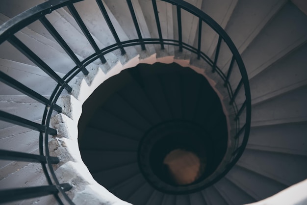 Vistas a la escalera de caracol circular en edificio antiguo